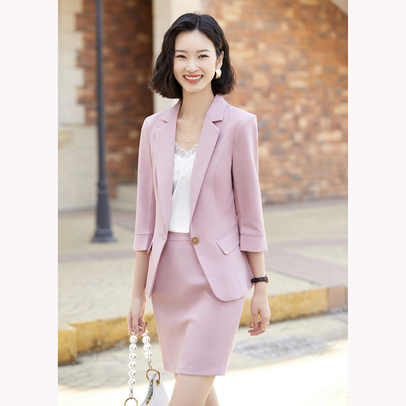 kudapy ชุดสูททำงานผู้หญิงสีเทา/สีชมพู แต่งกระดุมหนึ่งเม็ดแขนห้าส่วนพร้อมกระโปรง จุดเด่นของชุดนี้คือได้ลุคที่สดใส