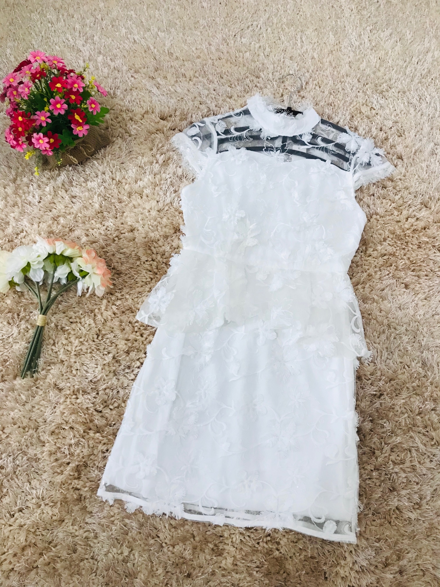 ชุดเดรสสั้นสีขาวผ้าลูกไม้ ปักลายสวยหรู ใส่ไปงานแต่ง ใส่เที่ยว ใส่ทำงานได้หมดค่ะ M