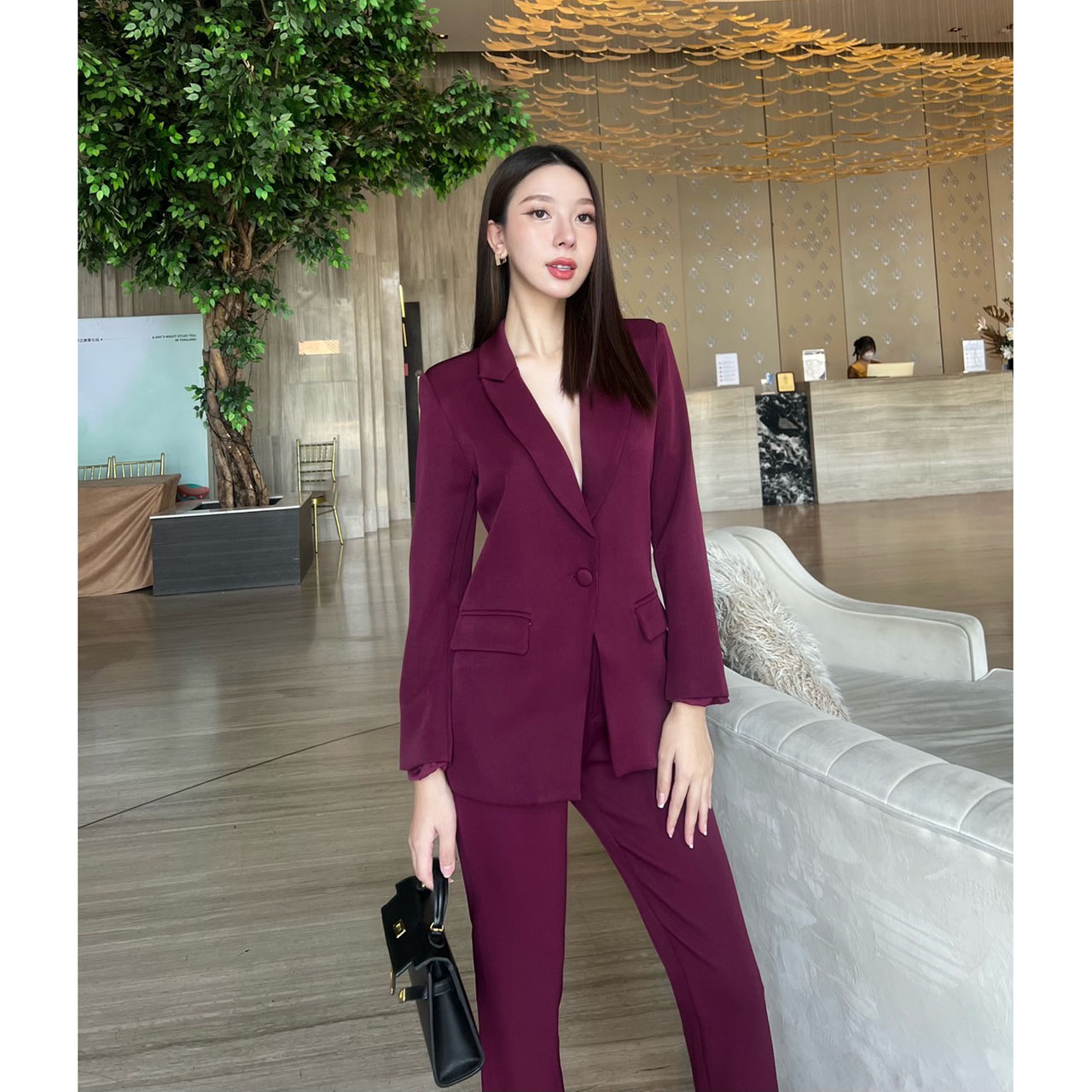 kudapy ชุดเซ็ท Blazer+กางเกง ผ้าดี เสื้อสูทมีซับในอย่างดี แต่งกระดุมผ้าเดียวกับสีชุด คู่กับกางเกงขายาวใส่สบาย