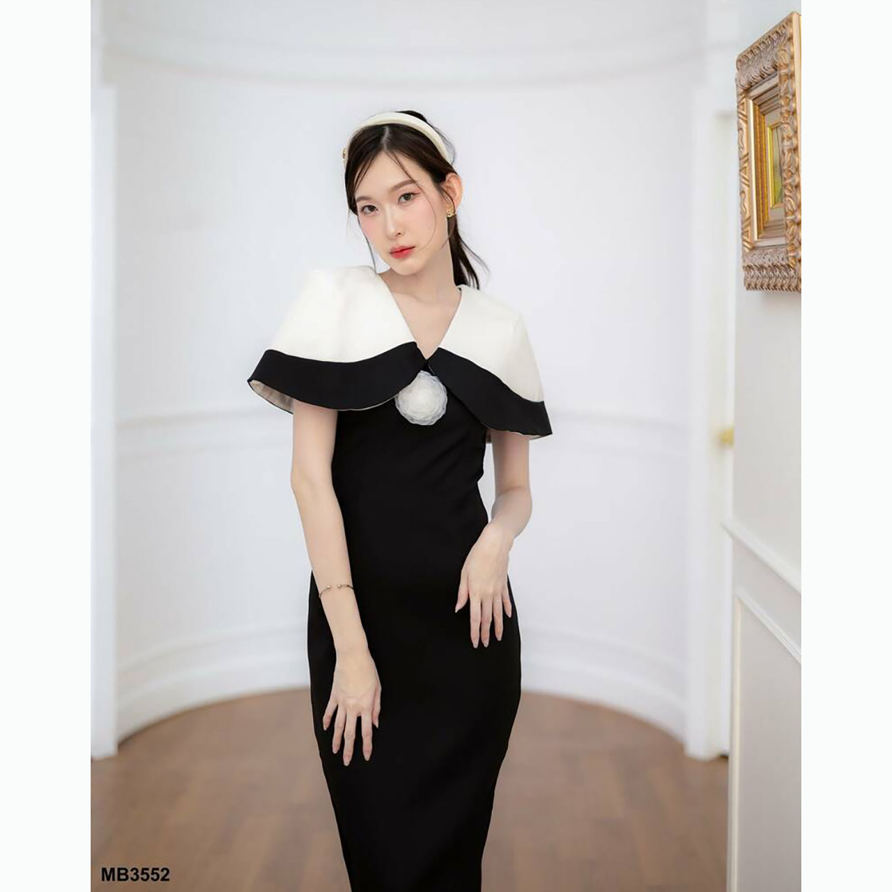 kudapy เดรสสั้นสีชมพู/สีดำ คลุมไหล่ดอกไม้ติดอก