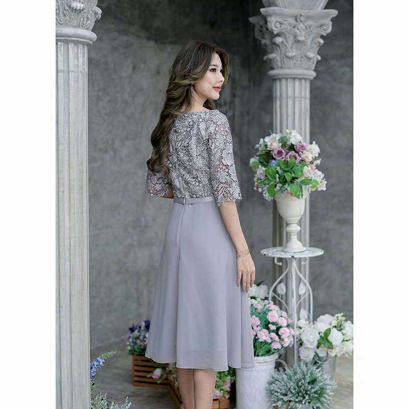 kudapy เดรสสั้นสีชมพู/สีเทา ลูกไม้เงาทรงแขนศอก ด้านบนเป็นผ้าลูกไม้เงาเนื้อดี ช่วงกระโปรงเป็นผ้าชิฟฟ่อนพริ้วๆ ทรงบานเล็กน้อยกำลังสวย