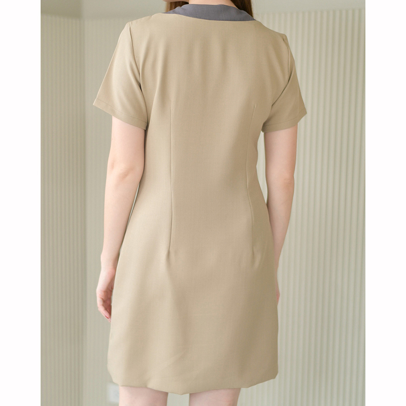 kudapy เดรสสั้นสีดำ/สีเทาฟ้า/สีโอวัลติน/สีม่วง แขนสั้น เล่นดีเทลกระดุมสองเฉดบนสาบหน้า ตัวสาบหน้าทำลิ้นด้านในไว้ยาวมาก