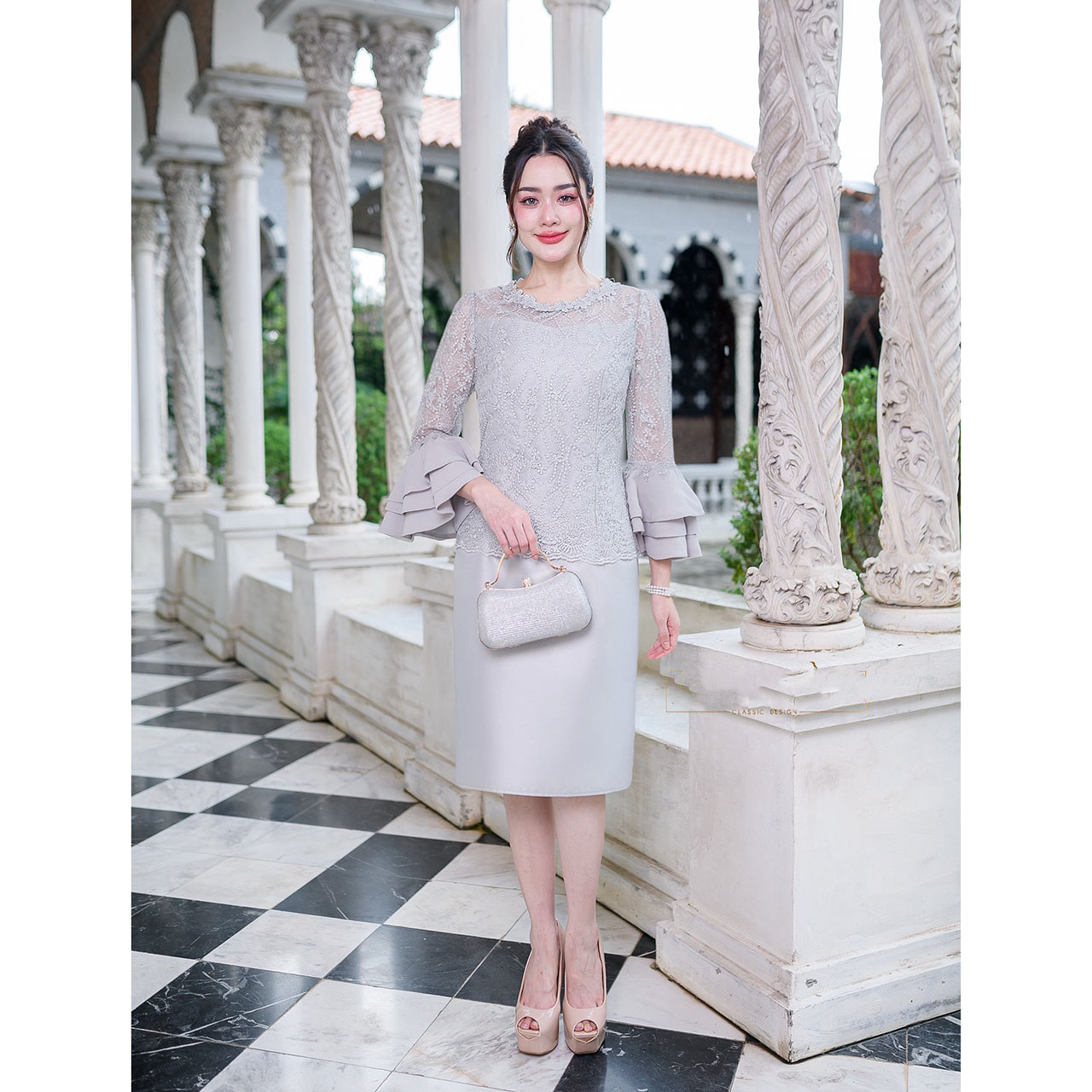 kudapy เดรสผ้าไหม แต่งลูกไม้ ดีไซน์แขนยาวปลายระบายสามชั้น ทางร้านให้ช่างดีไซน์เย็บปลายแขนซ่อนด้าย