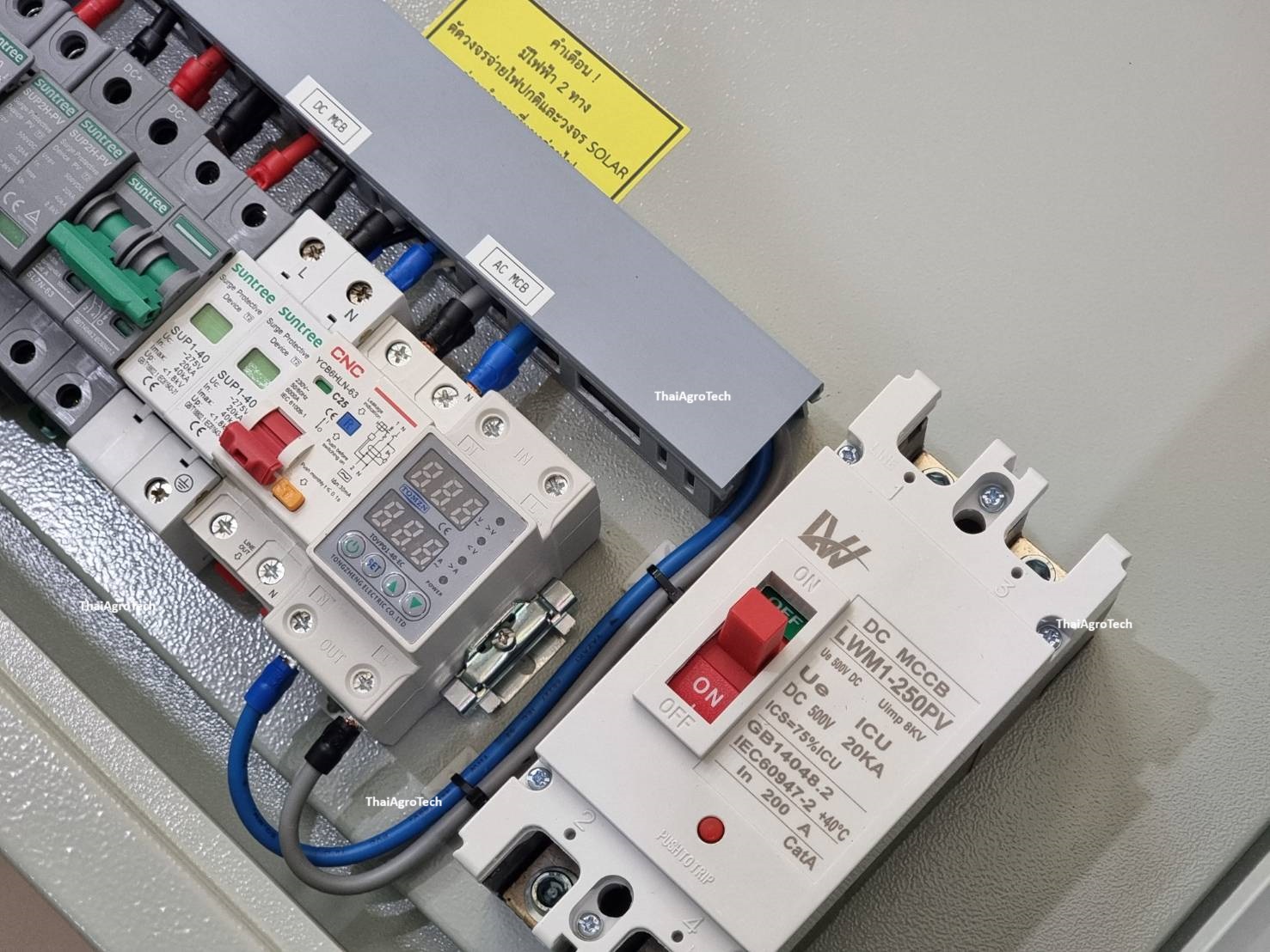 ตู้คอมบายเนอร์ ดีซี 1สตริง 1เฟส พื้นที่ว่างสำหรับติดตั้งอินเวอร์เตอร์ทั้งแบบ ออนกริด ออฟกริด และไฮบริด ติดตั้งพัดลมระบายอากาศ พร้อมเครื่องตั้งเวลา Surge Protector Relay ตัดวงจรไฟฟ้า เมื่อมีไฟรั่ว ไฟดูด ไฟกระแสเกิน AC-DC combiner 1string 1phase