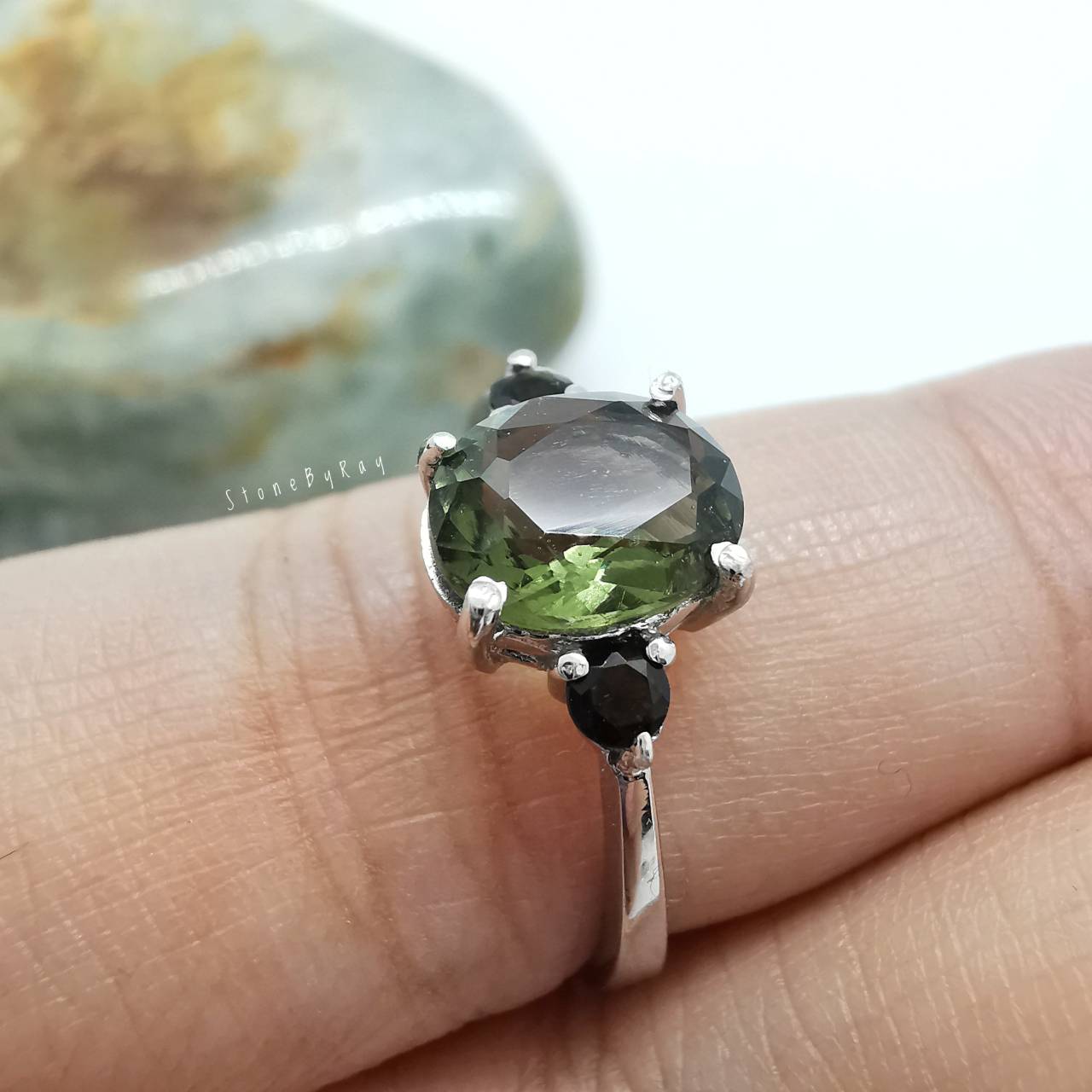 แหวนเงินสะเก็ดดาวโมดาไวท์กับสะเก็ดดาวสีดำ Moldavite+Tektite