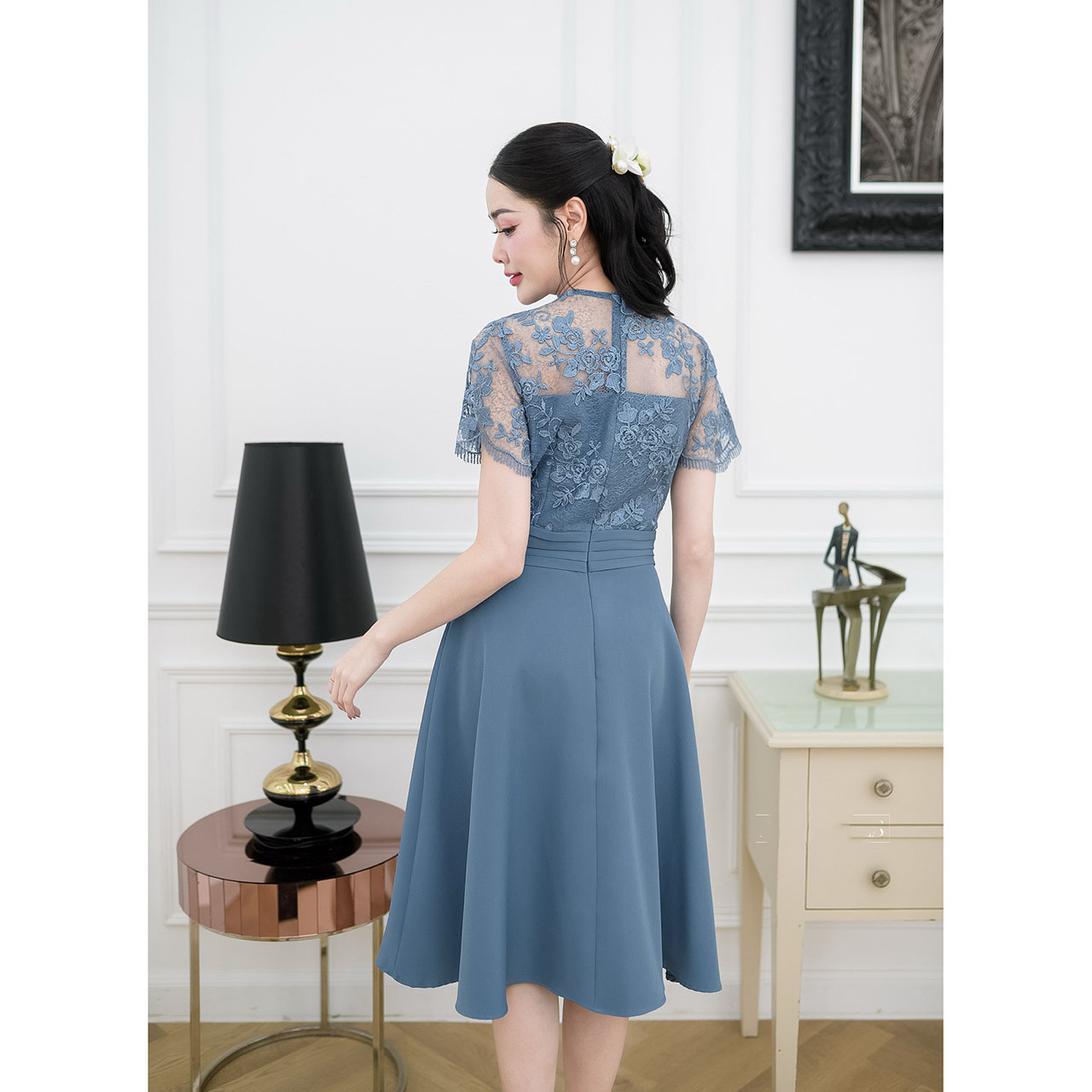 kudapy เดรสสั้นคอหยักตัววีสีเขียวอมฟ้า/สีม่วง คอวีแขนสั้น เสื้อลูกไม้ ดีไซน์แบบสวยดูแพง เป็นการออกแบบผสมผสานผ้าลูกไม้ปักเงาเล่นเชิงผ้าช่วงคอและชายแขนเสื้อ ด้านหน้าแต่งกระดุมเล็กๆ