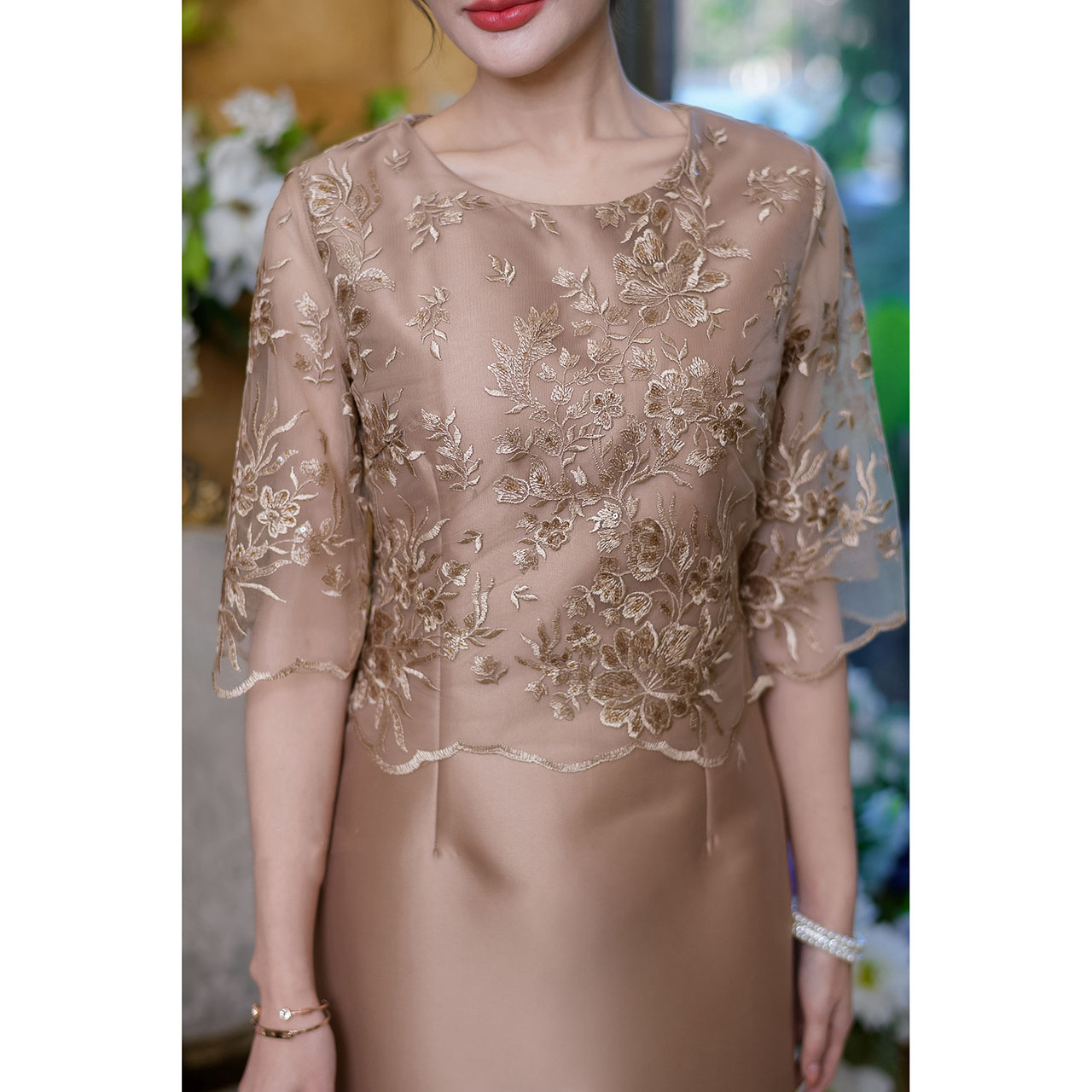 kudapy เดรสสั้นสีชมพู/สีน้ำตาล ผ้าไหมช่วงบนดีไซน์เย็บคลุมด้วยลูกไม้ซีทรูปักลายดอกไม้