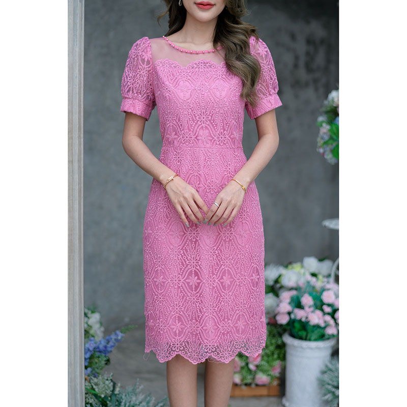 kudapy เดรสสั้นสีชมพู/สีน้ำตาล ลายลูกไม้ เล่นเชิงผ้าช่วงอกเป็นเคิฟ+ผ้าโปร่งซีทรู งานสวยดีเทลน่ารัก มีตกแต่งมุกรอบคอเพิ่มความหวานไปอีก แขนทรงตุ๊กตาน่ารักมาก