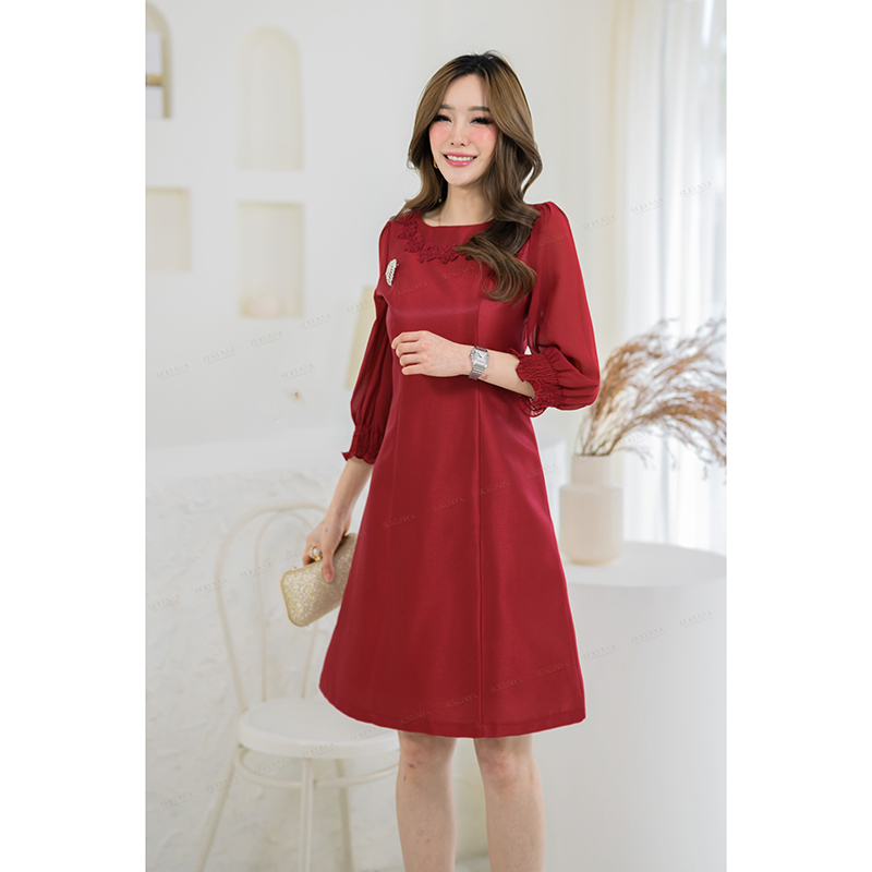 kudapy เดรสสั้นสีชมพู/สีแดง/สีทอง ผ้าไหมอัดกาวทั้งตัว แต่งด้วยลูกไม้ช่วงคอ แขนเป็นผ้าชีฟองจั้ม มีซับในและชิปซ่อนหลัง เนื้อผ้าเป็นผ้าไหมญี่ปุ่น