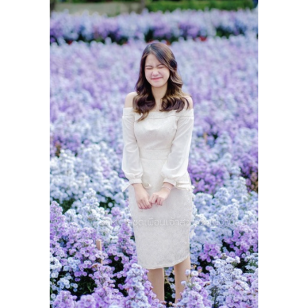 kudapy เดรสสั้นไปงาน เดรสผ้าไหมเปิดไหล่แขนยาวสีชมพู สีฟ้า สีครีมทอง แขนยาวผ้าชีฟองแต่งโบว์ที่ปลายแขน งานมีซับใน ซิบหลังอย่างดี