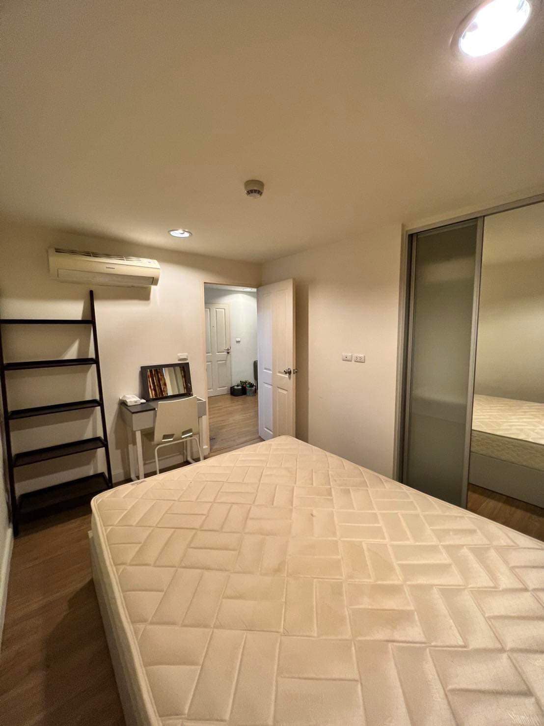 The Kris Ratchada 17 ให้เช่าห้องสวยน่าอยู่มีเครื่องซักผ้า สอบถามแอด Line ID : Smile-easy