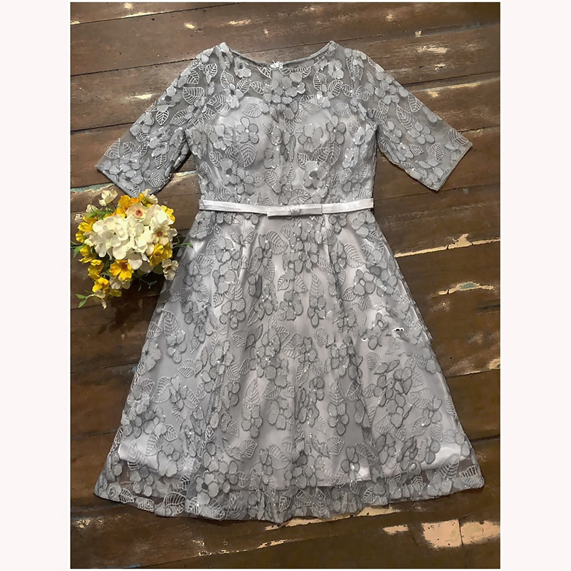 kudapy เดรสลูกไม้สีเทา แขนสามส่วน ไหล่ซีทรู อกเสริมฟองน้ำ เอวเย็บแต่งเข็มขัดโบว์ผ้าในตัว เนื้อผ้าลูกไม้ปักลายดอกไม้