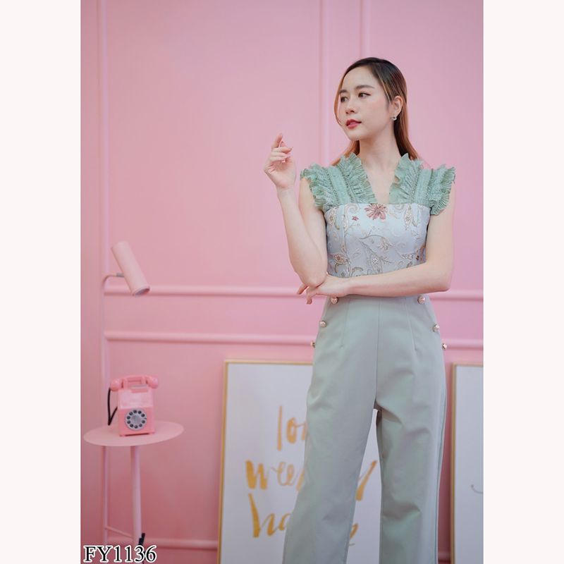 kudapy จั๊มสูทขายาวสีชมพู/สีเขียว แขนกุดระบาย ลายกลีบดอกไม้หน้าอกสวยใสดูดีมากๆ