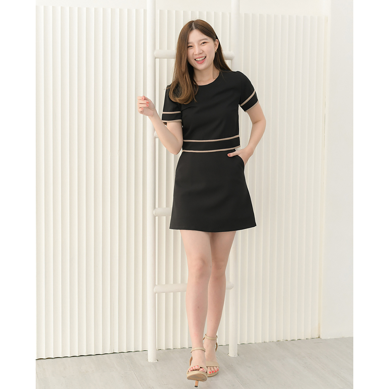 kudapy เสื้อคอกลมแขนสั้น ทรงสวยเข้ารูปเอวนิดๆ กุ๊นขอบสองชั้นที่แขนและเอว มีซิปหลัง (เฉพาะเสื้อ)