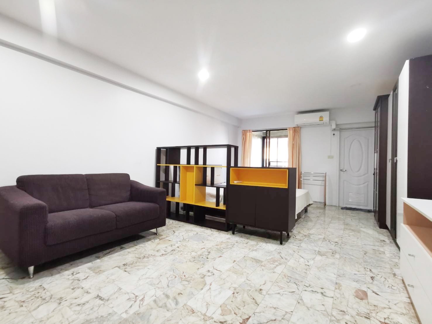 คอนโด Grand Park Town (แกรนด์ พาร์ค ทาวน์) Low Rise โซนพื้นที่ ซอยสหการประมูล MRT ศูนย์วัฒธรรม ห้วยขวาง 2.5 km ให้เช่าห้องแบบ Studio 1ห้องน้ำ 1ครัวปิด ขนาดห้อง 32 ตรม. ชั้น 5