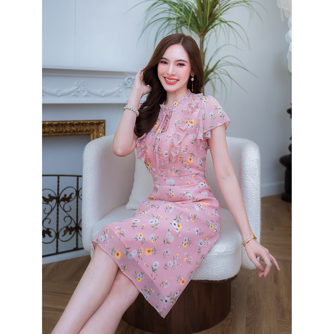 kudapy เดรสสั้นสีครีม/สีชมพูโอรส ชีฟองลายดอก มีดีเทลแน่นๆช่วงอก แต่งระบายช่วงไหล่และมีดีเทลแต่งกระดุมผูกโบว์