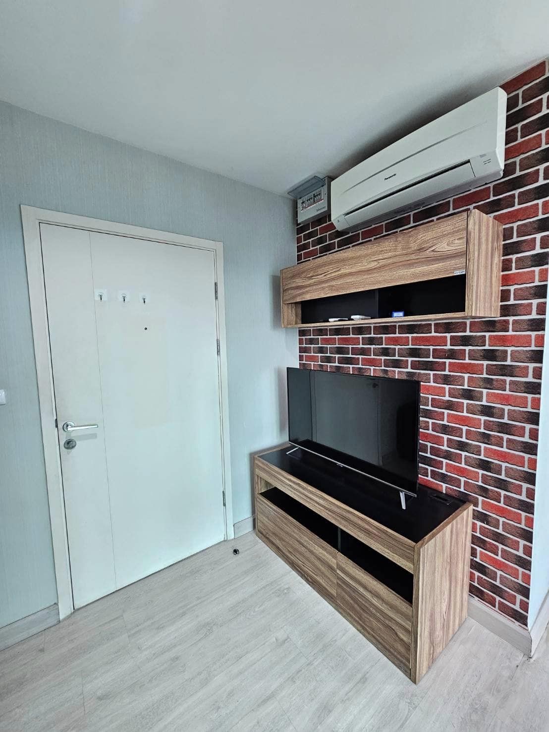 สนใจชมห้องติดต่อได้เลย Line ID: Smile-easy ปล่อยเช่าคอนโด Aspire Ngamwongwan (แอสไพร์ งามวงศ์วาน) - 1ห้องนอน 1ห้องน้ำ 1ห้องนั่งเล่น - ใกล้ เดอะมอลล์งามวงศวาน - ขนาดห้อง 30 ตรม. ชั้น 28