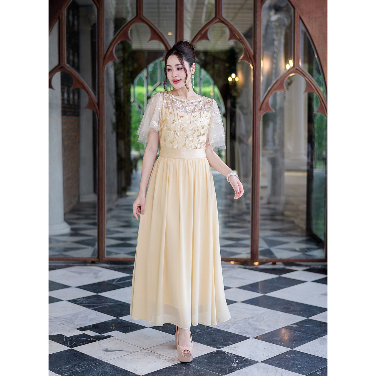 kudapy เดรสยาวสีเทา/สีชมพู/สีเหลือง ผ้าพริ้วสวยความยาวคลุมข้อเท้า ช่วงตัวเป็นงานลูกไม้ปักลายใบไม้แต่งเลื่อมเลื้อยสวยงาม แขนระบายใส่สวยตามรูป