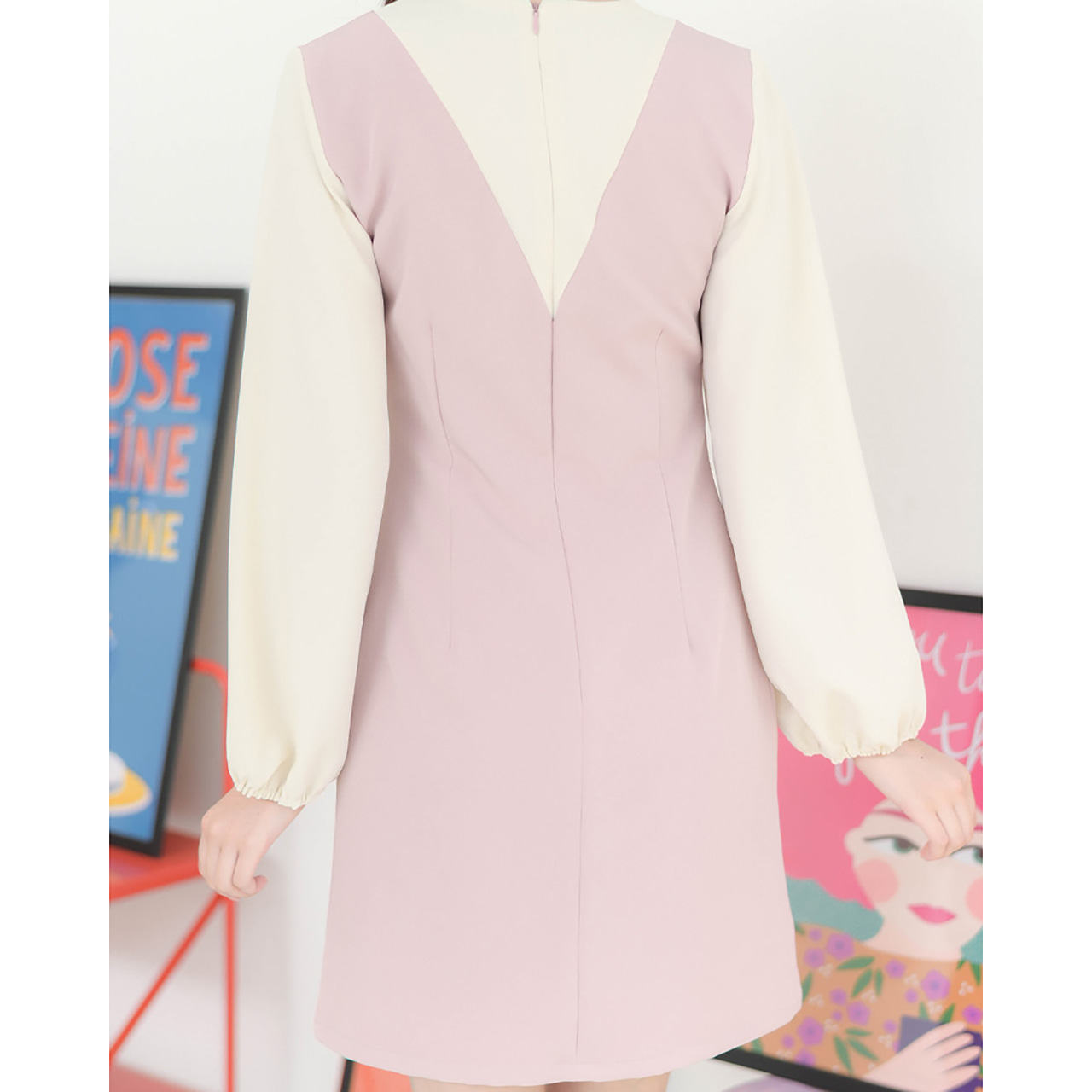 kudapy เดรสคอกลมแขนยาว ดีไซน์ตัดต่อเหมือนใส่เอี๊ยมคอวีทรงลึกเล่นสีทูโทนพาสเทล รูดจั๊มที่ปลายแขนให้พองเบาๆ