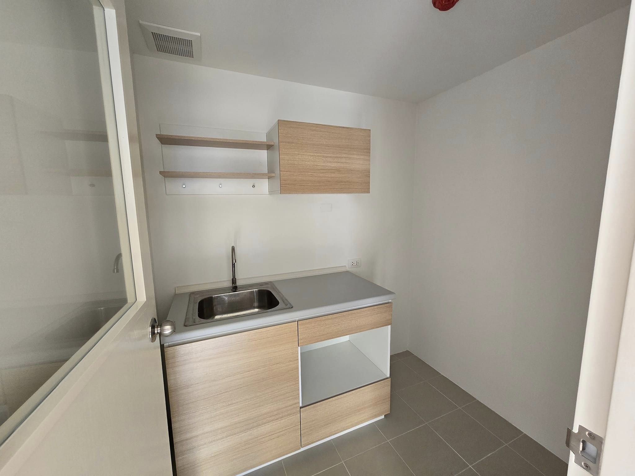 ปล่อยเช่าคอนโด Sena Kith Srinakarin - Sridan (เสนาคิทท์ ศรีนครินทร์ - ศรีด่าน) - 2ห้องนอน 1ห้องนั่งเล่น 1ห้องน้ำ - ใกล้ MRT ศรีด่าน - ขนาดห้อง 44 ตรม. ชั้น 6