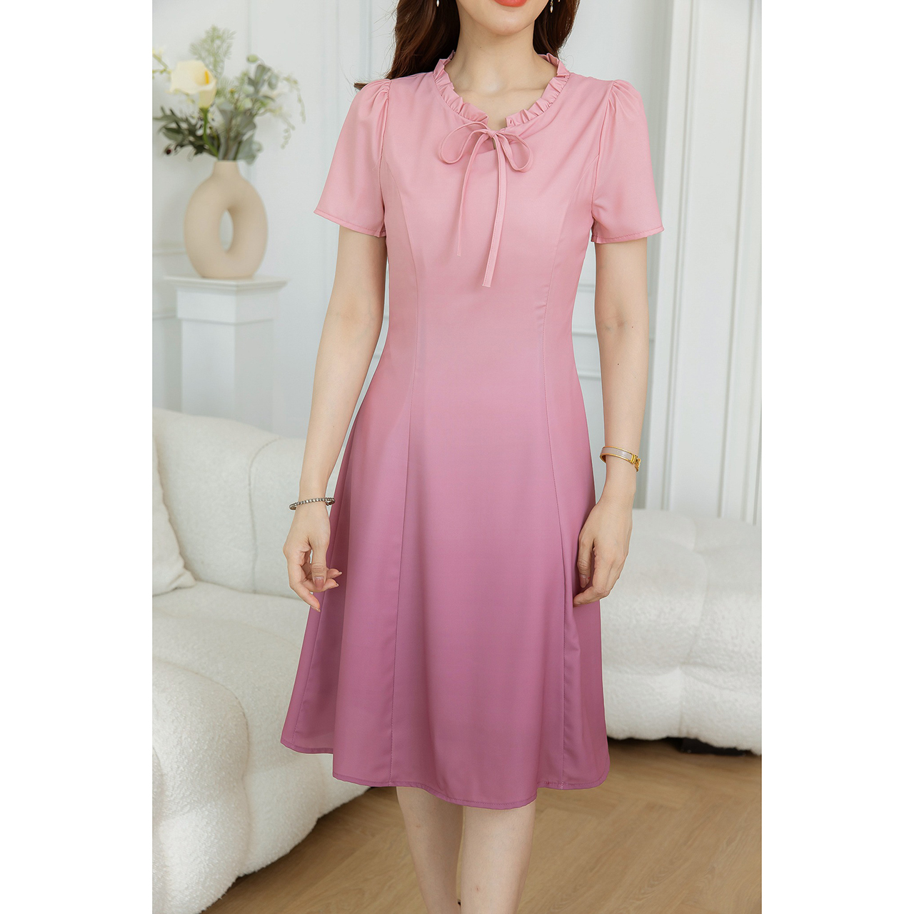 kudapy เดรสสั้นสีชมพู ส้มพีชคราม พิมพ์เป็นไล่สีทูโทน มีดีเทลคอจีบผูกโบว์ สวยเรียบ แต่สีสันสวยคัลเลอร์ฟูล