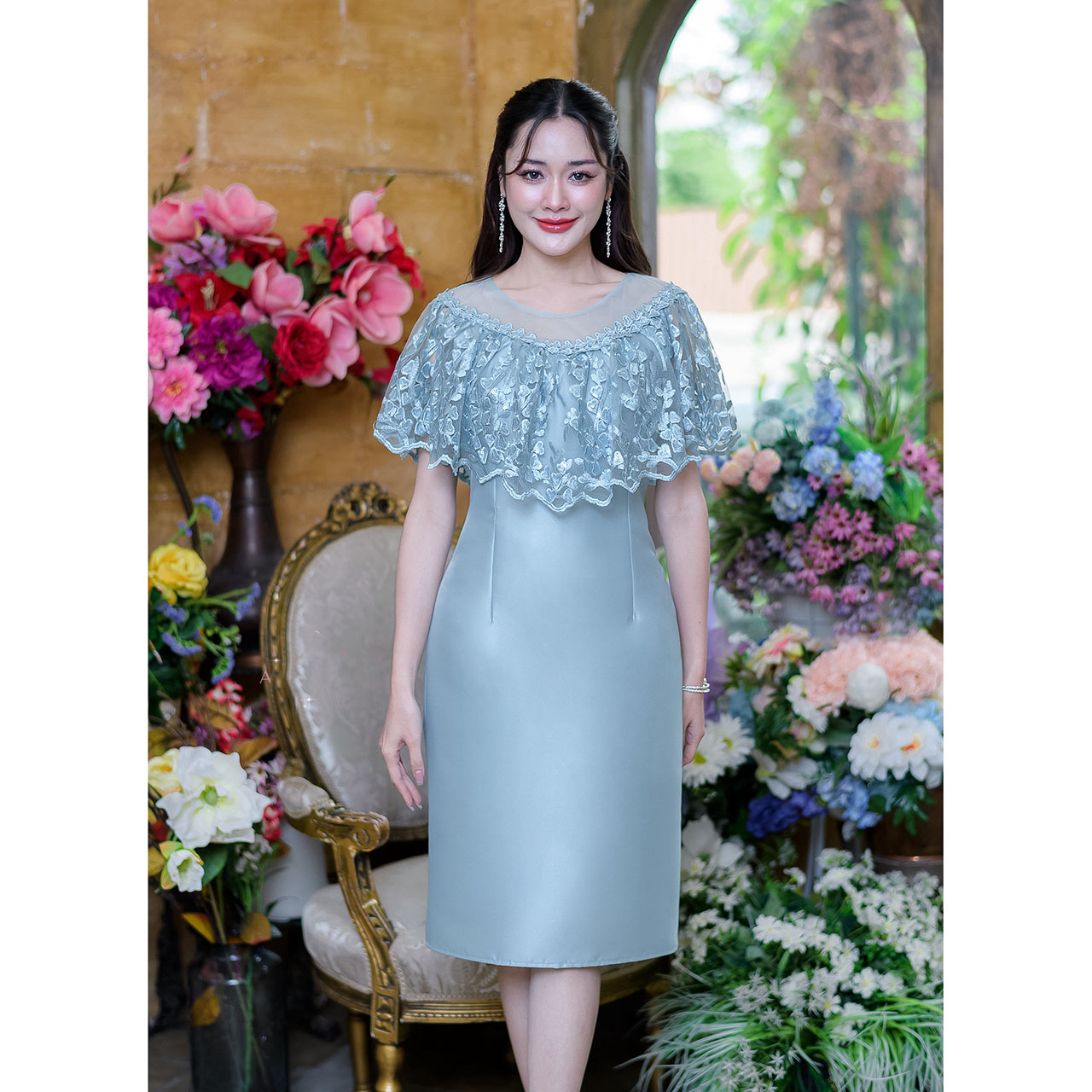 kudapy เดรสสั้นสีแดง/สีฟ้า ผ้าไหมคลุมไหล่เป็นผ้าปักหัวใจปักด้วยเลื่อมโทนสีเดียวกับชุดทำให้ดูวิ้งสวย