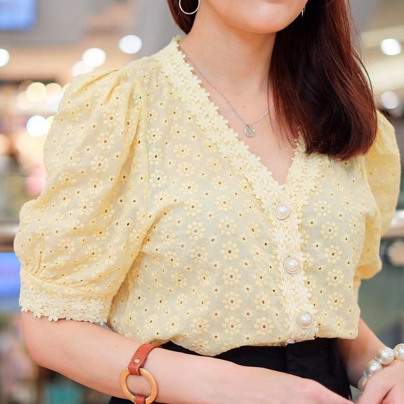 kudapy เสื้อคอตตอนฉลุลายสีขาว,สีเหลือง ดอกเนื้อดี ทรงหวานๆ แต่งคอลูกไม้ กระดุมมุกมีความหรูหรา งานน่ารักมากๆ สาวๆหาเสื้อใส่ทำงาน