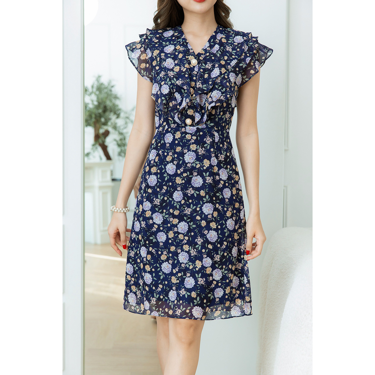 kudapy เดรสสั้นสีชมพู/สีกรม ชีฟองลายดอก เป็นคอวีระบายสามชั้นทั้งด้านหน้าและหลัง มีดีเทลแต่งกระดุม แต่สวยหวานไม่เรียบเกินไป