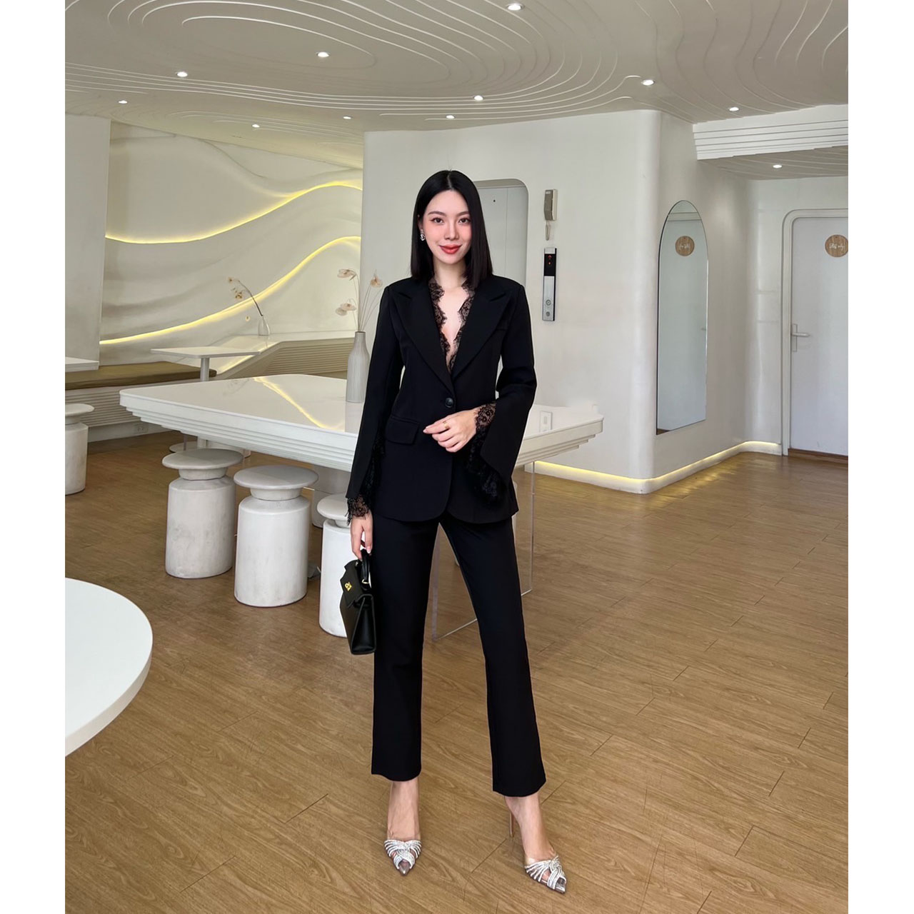 kudapy ชุดเซ็ทเสื้อ+กางเกง เสื้อสูทแต่งลูกไม้ที่คอปกเสื้อ เพิ่มความเกร๋ที่ปลายแขนเสื้อผ่าแขนลูกคัตติ้ง กางเกงทรงกระบอกเล็ก ซิปหลัง