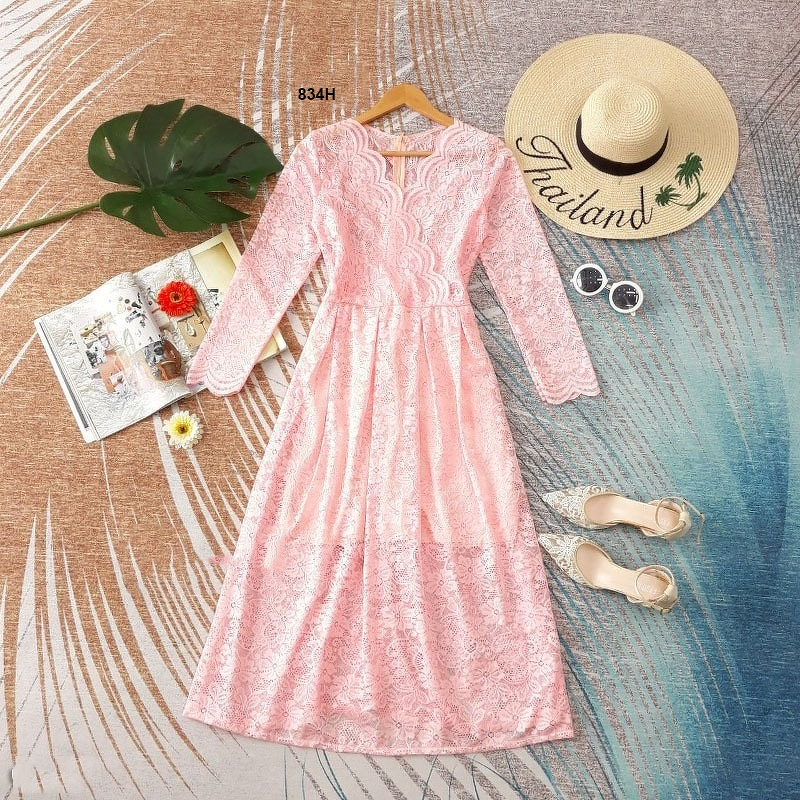 kudapy เดรสยาวสีเทา/สีขาว/สีโอรส/สีแดงเลือดหมู ลูกไม้แขนศอก คอวีป้ายหน้า (ช่วงบนไม่มีซับใน)งานลูกไม้ลายสวยหรู เย็บบุซับในช่วงกระโปรงอย่างดี