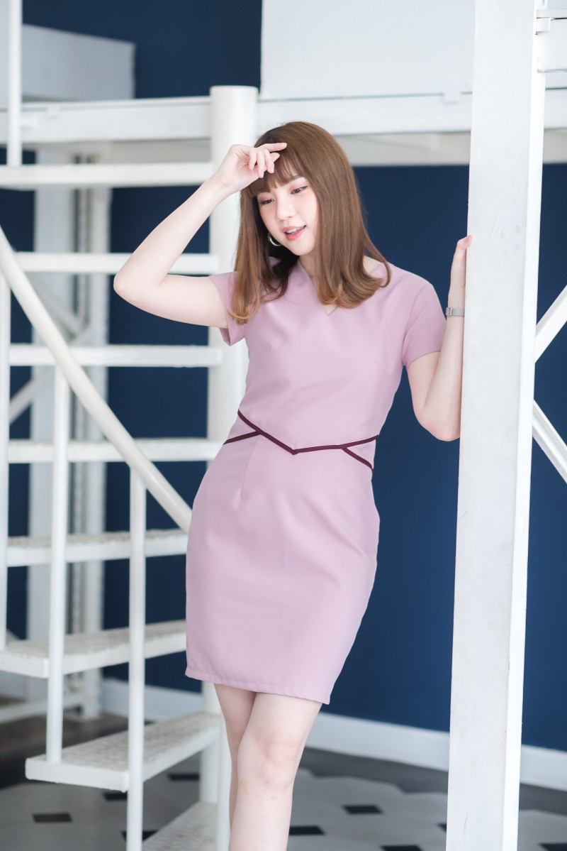 เดรสสั้นสีชมพู แต่งคาดเอวสีดำ ทรงเอเข้ารูป