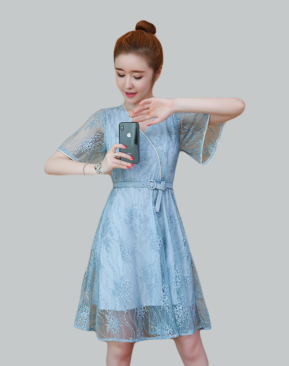 ชุดเดรสผ้าลูกไม้สีฟ้า ผ้าลูกไม้เนื้อดี คอเสื้อและปลายแขนเสื้อ