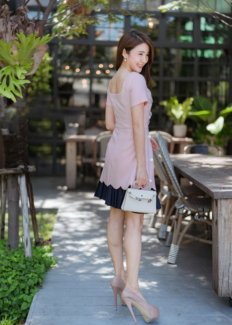 เดรสสั้นคอเหลี่ยมสีชมพู แต่งลายตุ้กตาน่ารักๆที่หน้าอก กระโปรงชั้นในอัดพลีตสวยมาก S M L XL