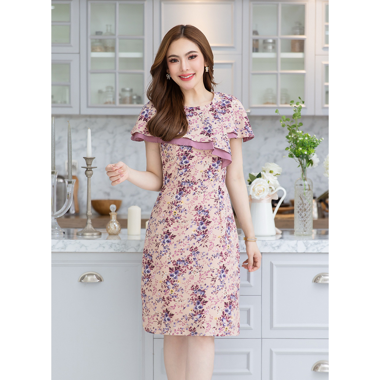 kudapy เดรสลายดอก เป็นดีไซน์คลุมไหล่เฉียงพับเป็นจีบ เป็นเลเยอร์สองชั้นกับผ้าพื้น สวยสดใสรับซัมเมอร์