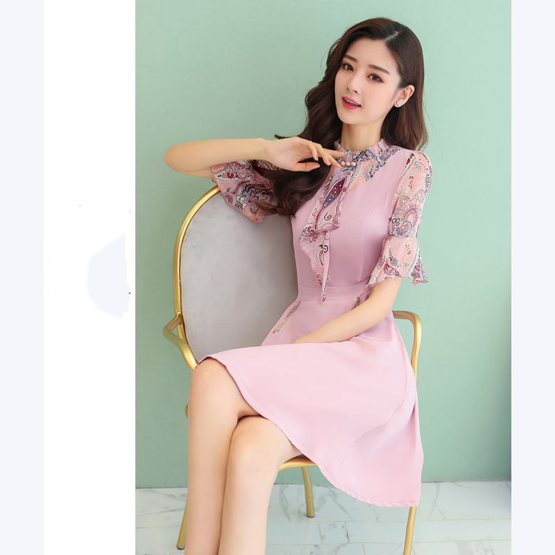 kudapy เดรสสั้นสีชมพู ผ้าคอตตอนผสม คอเสื้อและแขนเสื้อเป็นผ้าชีฟองพิมพ์ลายตามแบบ