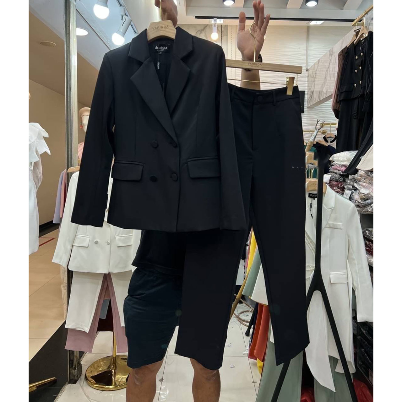 kudapy ชุดเซ็ทตัวเสื้อแต่งกระดุมด้านหน้า 4 เม็ด มีซับในทั้งชุด เย็บตีเกล็ดให้เข้ารูป ปลายแขนเสื้อแต่งกระดุม างเกงทรงกระบอกเล็ก 9 ส่วน ซิปกระดุมหน้า