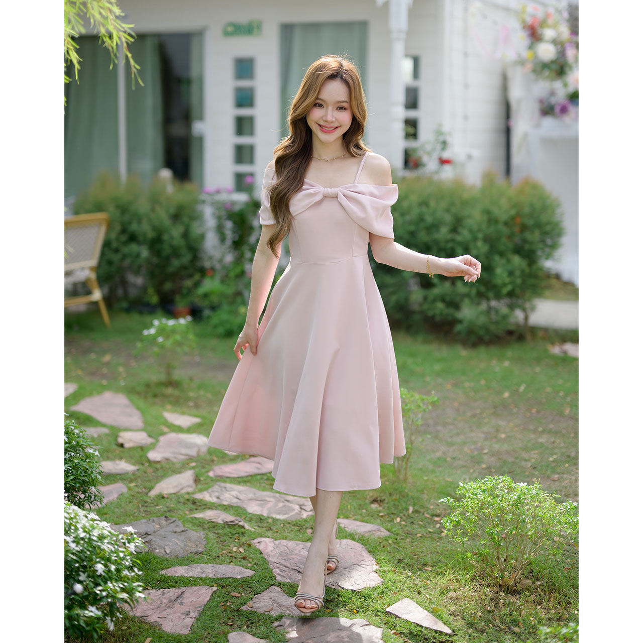 kudapy เดรสโทนสีพาสเทลนุ่มละมุน ดีไซน์หวานๆแต่งอกโบว์ใหญ่เปิดไหล่แบบ Off-shoulder จะใส่เปิดไหล่ 2 ข้าง