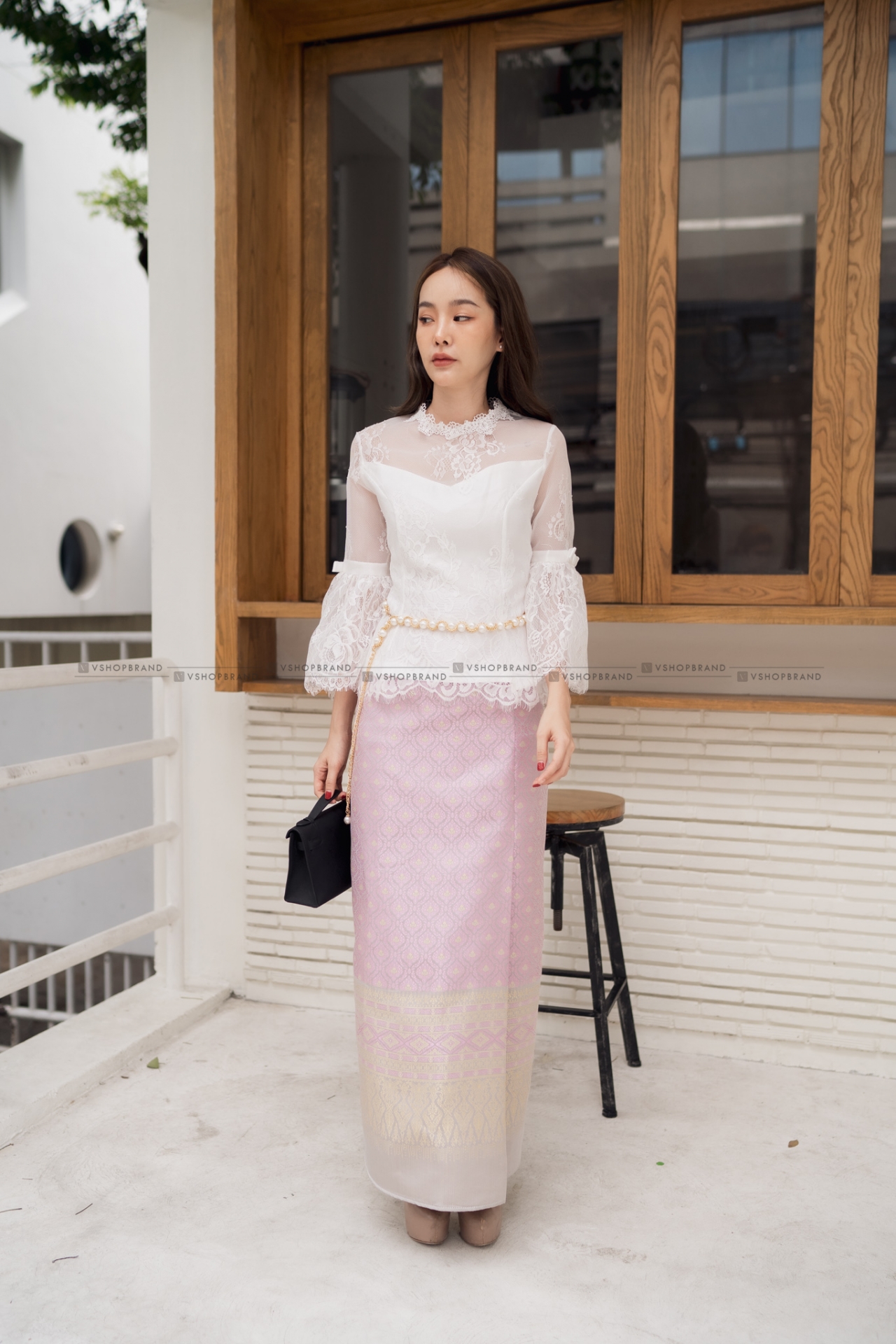 kudapy ชุดเซตไปงานแต่งสีขาว/สีชมพู set เสื้อลูกไม้แขนกระดิ่งยาวสามส่วน+ผ้าถุงผ้าไหมอิตาลี งานสวยเนี๊ยบมาก