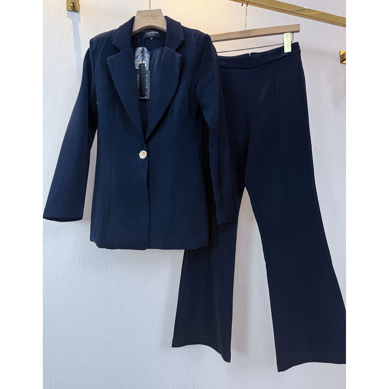 kudapy ชุดสูทมินิมอล ตัวเสื้อสูทแต่งกระดุมทองด้วยหน้า 1 เม็ด เสริมฟองน้ำบางๆ มีซับในทั้งตัว มาพร้อมกับกางเกงทรง Flare เย็บตีเกล็ดหน้า