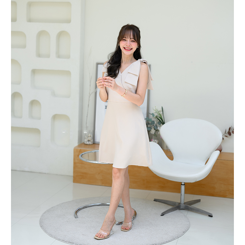 kudapy เดรสสั้นสีเขียว/สีชมพู/สีฟ้าคราม/สีครีม ดีไซน์ใหม่ ช่วงไหล่แต่งโบว์ 2 ข้าง ทรงเสื้อเป็นคอวีป้าย ต่อด้วยกระโปรงทรงเอ ใส่ได้ทั้งออกงาน