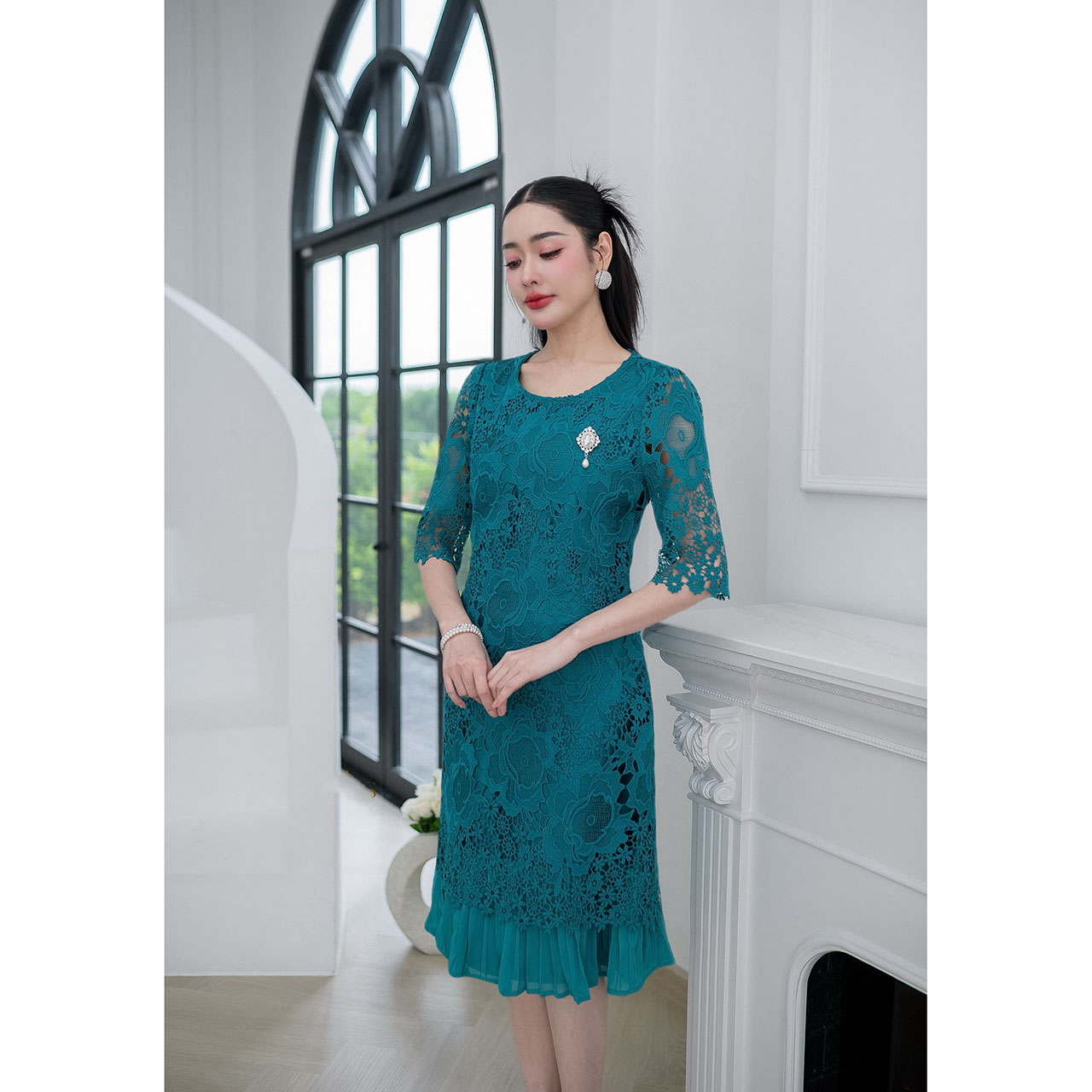 kudapy เดรสสั้นสีชมพูกะปิ/สีเขียว ลูกไม้ทอลายดอกไม้เนื้อนิ่มลายสวย แขนศอก เดรสทรงเรียบหรูใส่ง่าย แต่งชายกระโปรงพลีทด้านใน ผ้าทอลายเส้นเรียงสวยเกรดดี