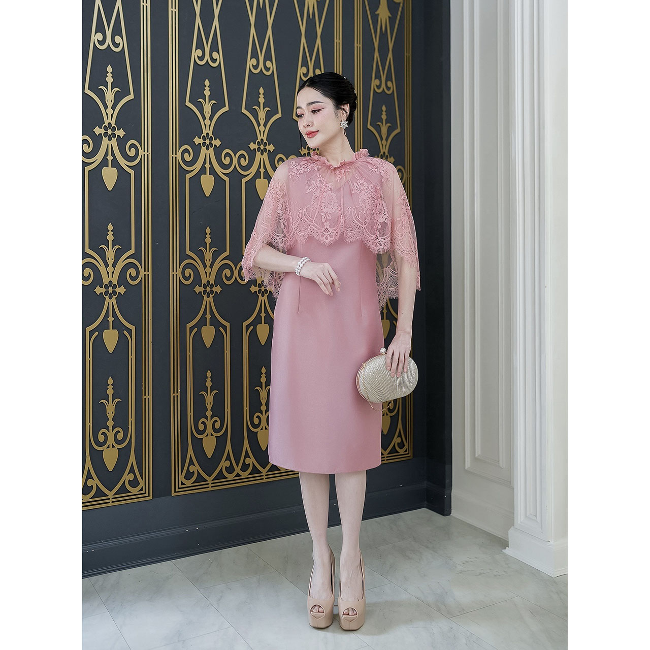 kudapy เดรสผ้าไหมอัดกาวทั้งชุด ผ้าลูกไม้ฝรั่งเศสคอกลมเย็บแต่งจีบรอบคอ ลูกไม้ปล่อยทิ้งตัวเป็นงานคลุมไหล่ด้านหน้าสั้นด้านหลังยาวถึงช่วงเอวหรูหรา