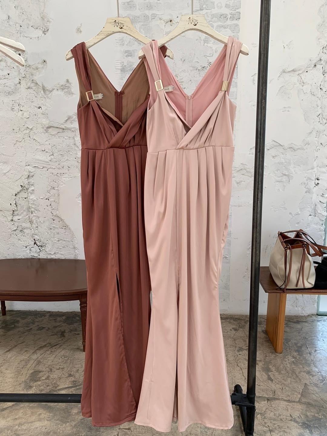 kudapy แม็กซี่เดรสยาวใส่ออกงาน สีน้ำตาล/สีชมพู คอวี ผ้าวาเลนติโน่ เนื้อผ้านิ่ม แต่งดีเทลเพิ่มอะไล่ทองช่วงไหล่