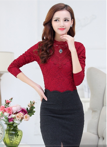 kudapy เสื้อลูกไม้สีแดง สีขาว ไสตล์เกาหลี ทรงเข้ารูปคอตั้งแต่งลูกไม้และคริสตัลช่วงหน้าอก งานลูกไม้ทั้งตัวมีซับใน