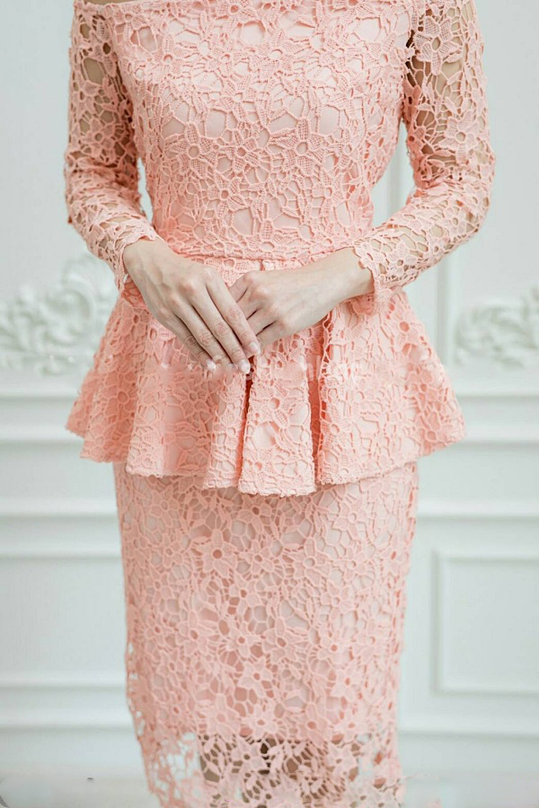 เดรสสีโอรส ลูกไม้เปิดไหล่เอวระบาย ผ้าลูกไม้ทอแน่น งานละเอียดปราณีตสุดๆ