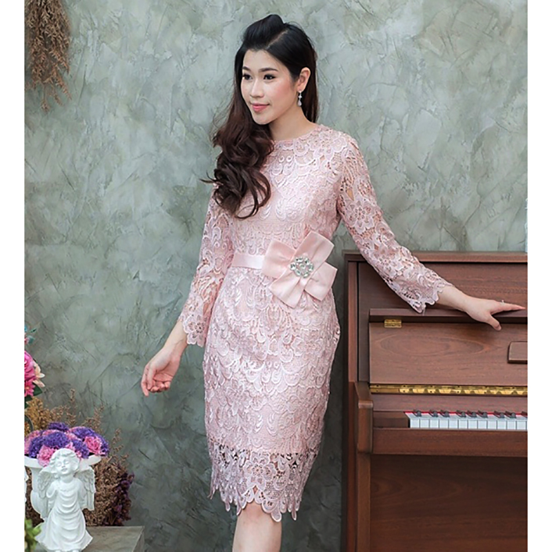 kudapy ชุดเดรสไปงานผู้ใหญ่สีชมพู ชุดไทยประยุกต์ เดรสสั้นสีชมพู เดรสแขนยาว เข็มขัดผ้าติดโบว์ใหญ่ด้านหน้า (M-4XL)