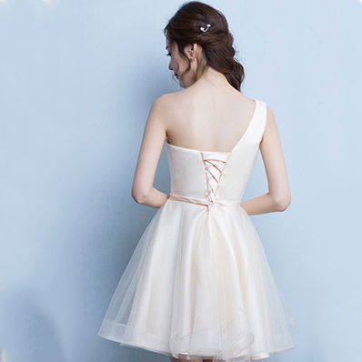 kudapy ชุดราตรีสั้นสีชมพูไหล่เฉียง ผ้าซาตินเนื้อเงา ด้านหลังร้อยเชือกผูกหลังเก๋ๆ