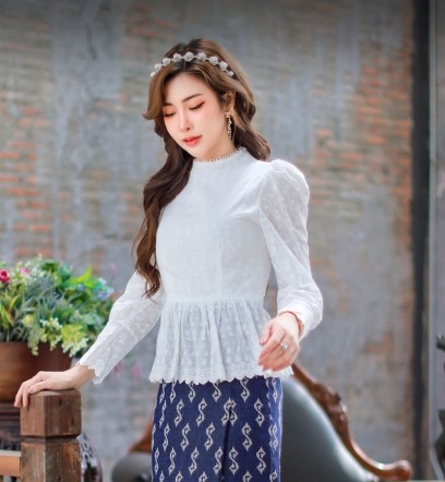 kudapy เสื้อลูกไม้สีขาว ผ้าคอตตอนฉลุ มีซับในชิปหัง แต่งระบาย ใส่ออกนอกหรือเข้าในก็สวย (เฉพาะเสื้อ)