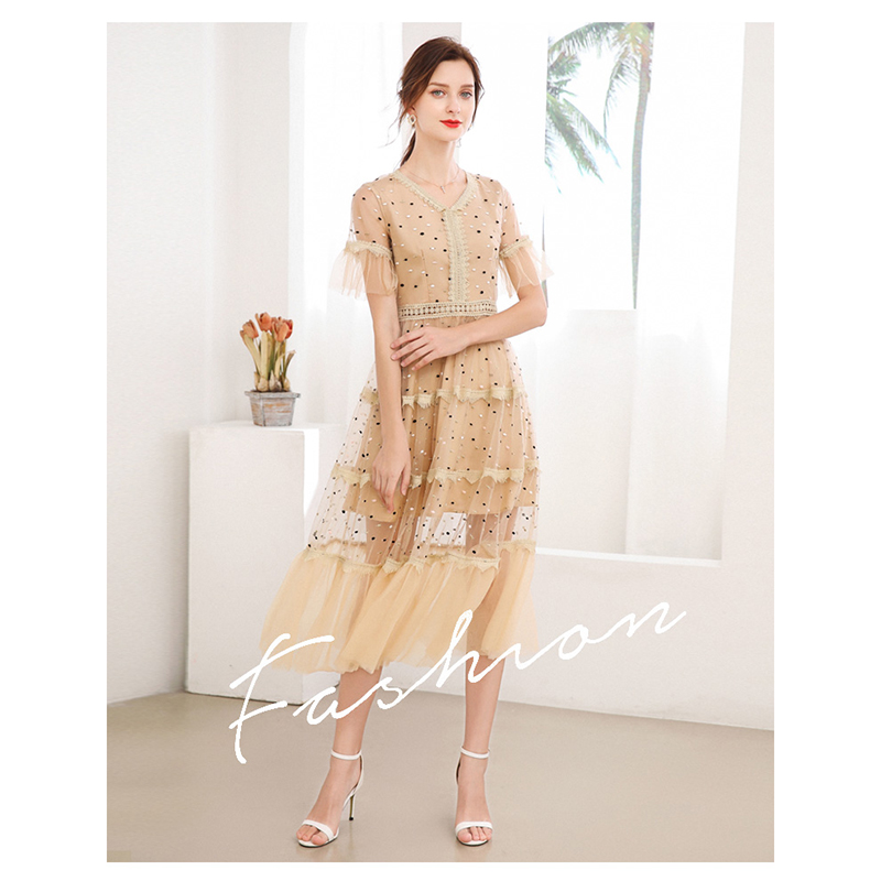 kudapy เดรสยาวสีครีม ผ้าโปร่งปักด้ายสีทอง ชมพูและสีดำลายวงรีเล็กๆ