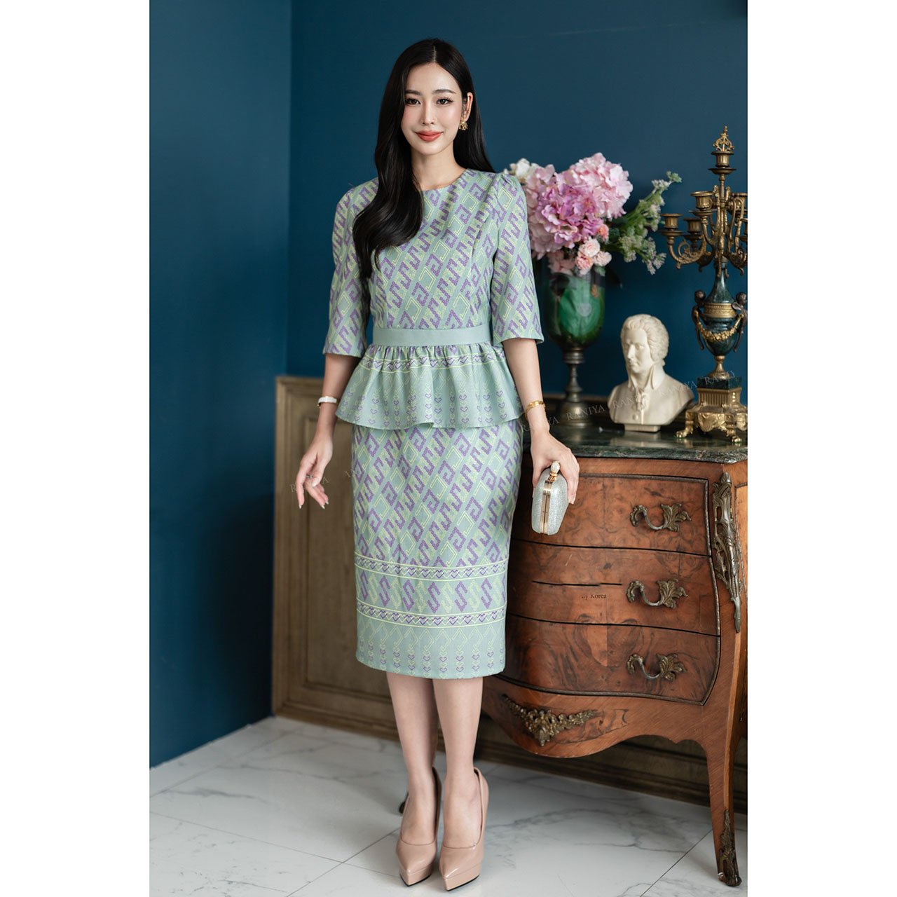 kudapy Set 2 ชิ้น ผ้าโพลีเอสเตอร์แบบทอ งานพิมพ์ลาย ตัวเสื้อคอกลม จับจีบช่วงเอวช่วยอำพรางหุ่น วกระโปรงผ่าหลังเล็กน้อย